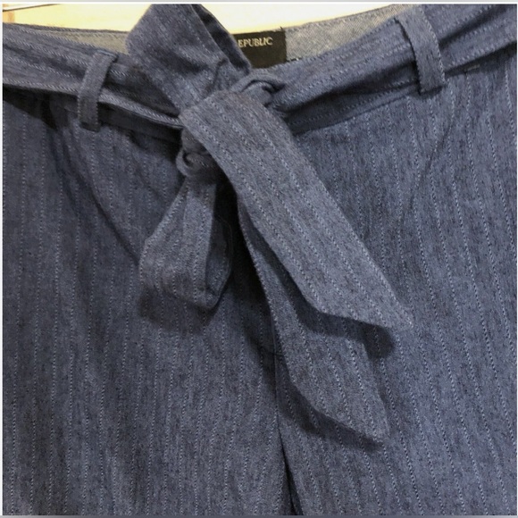 Cute 00Petite Chambray Avery Tie Waist Cropped Blue Pants from Banana! - Picture 2 of 4